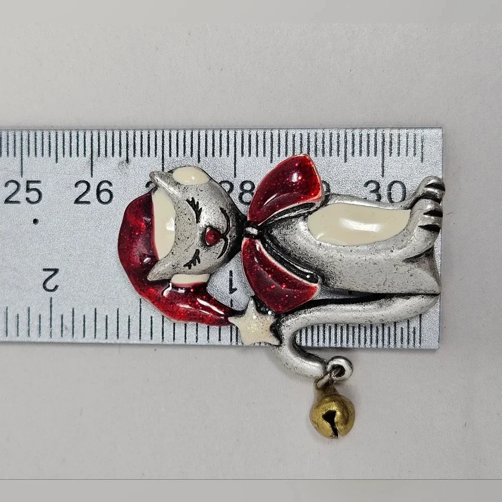 AJMO Cat Pin Brooch Pewter Enamal Wearing Santa Hat Bell & Bow 1.5 inches - Picture 5 of 5